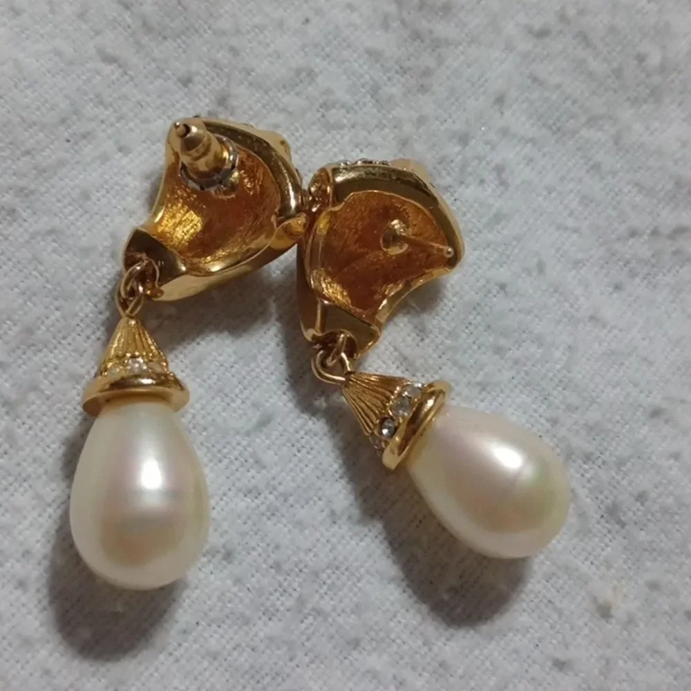 Beautiful pearl drop earrings (E006)